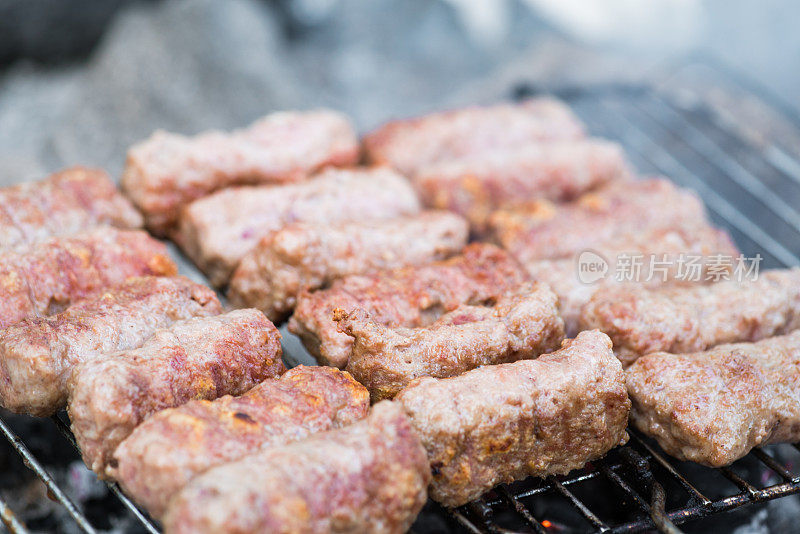 烤架上多汁美味的生肉末。烤肉串。