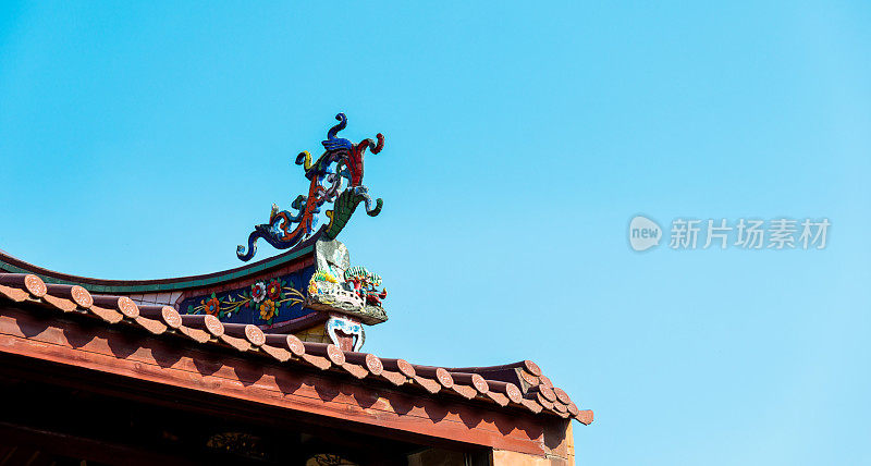 蓝天下的中式寺庙屋顶