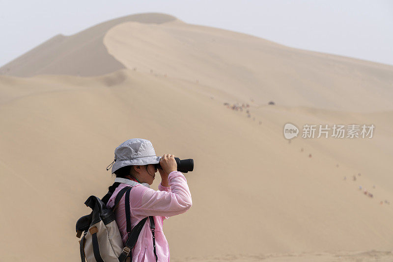 女背包客探索戈壁沙漠