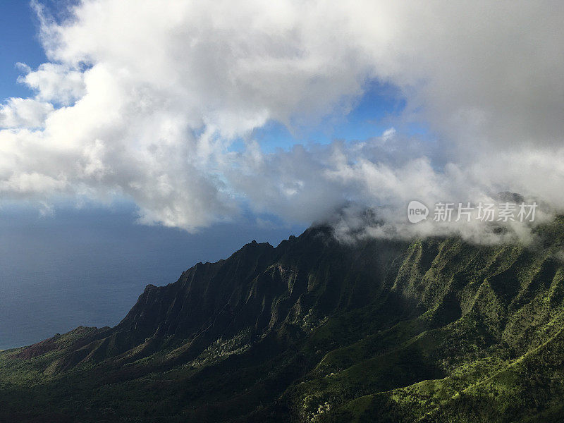 夏威夷考艾岛多云的日子里的卡拉劳山谷。