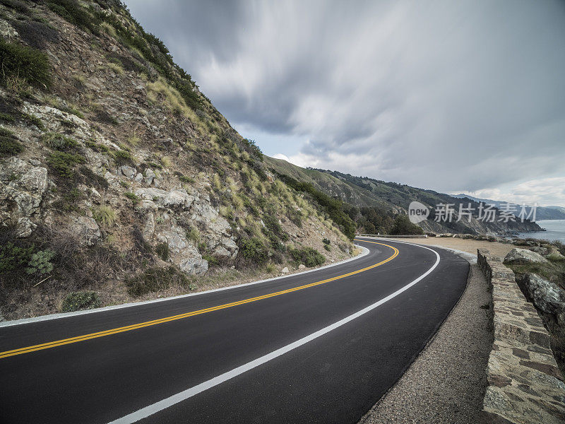 阴天下的沿海公路