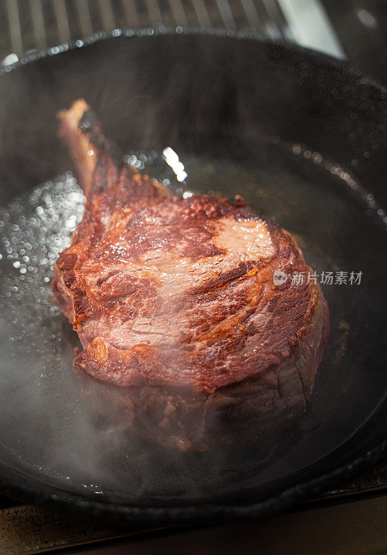 铸铁锅上的战斧牛排