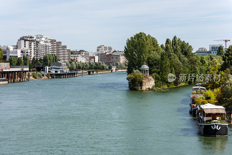 法国巴黎，塞纳河上游船和建筑物的美丽景色。