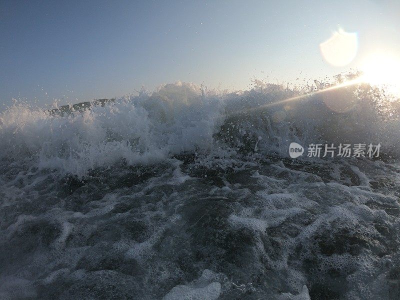 日落时海浪的近景