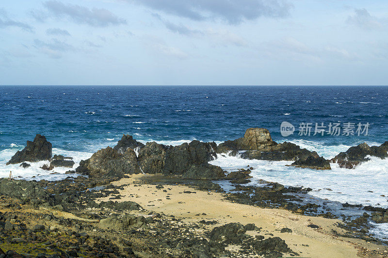 崎岖的阿鲁巴东海岸康奇自然池附近