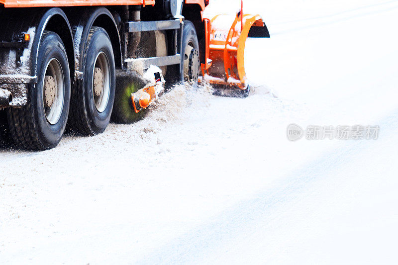 冬季除雪。暴风雪。铲雪车在冬季暴风雪中清理道路