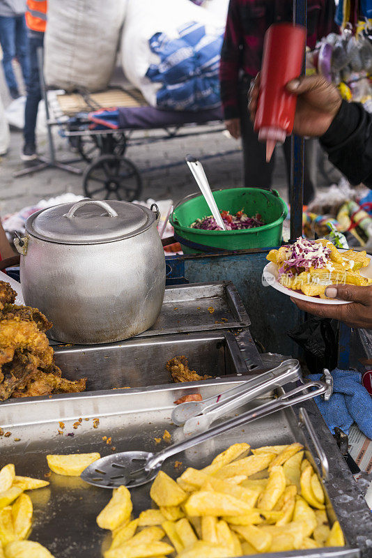 厄瓜多尔Otavalo当地Otavalo人市场的土豆和肉露天餐厅