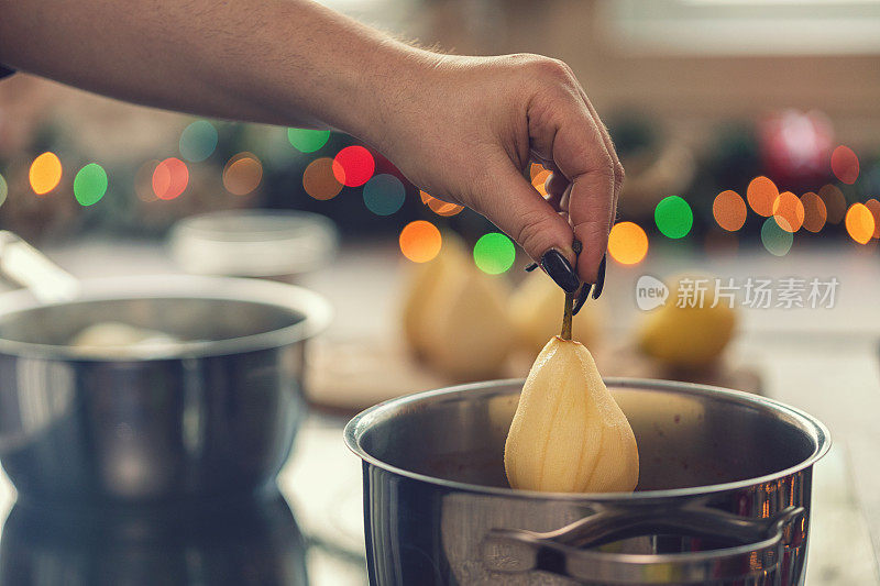 为节日准备红酒煮梨