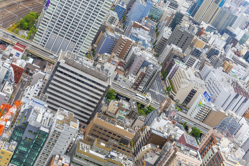 鸟瞰日本东京人口密集的摩天大楼