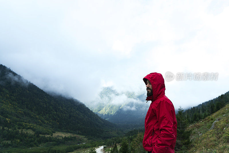 红色雨衣的人