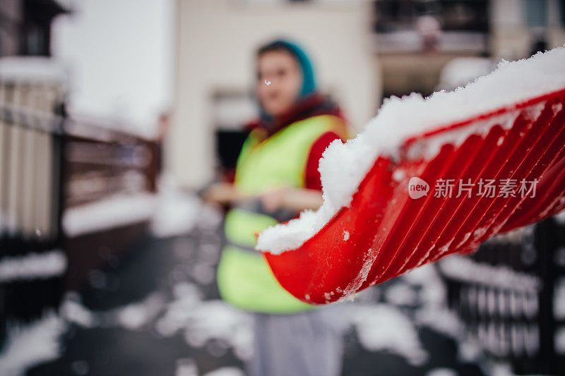 拿着雪铲的男人