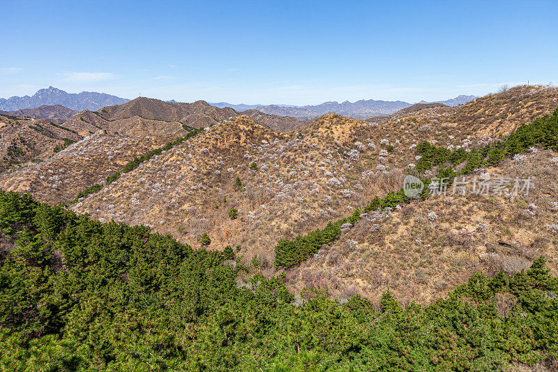 春天环绕北京的群山