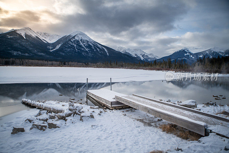加拿大班夫国家公园冬天结冰湖面上的码头