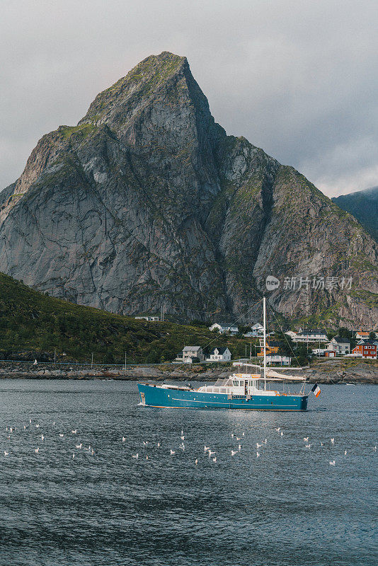 罗浮敦群岛渔村附近船只经过的风景