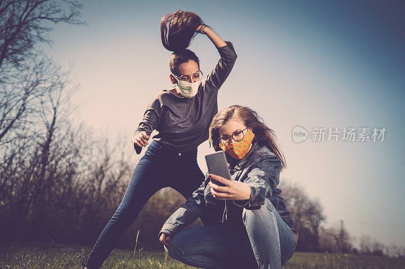 戴着防护口罩的女性在大自然中