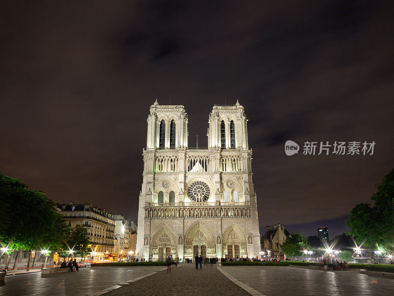 午夜的巴黎圣母院