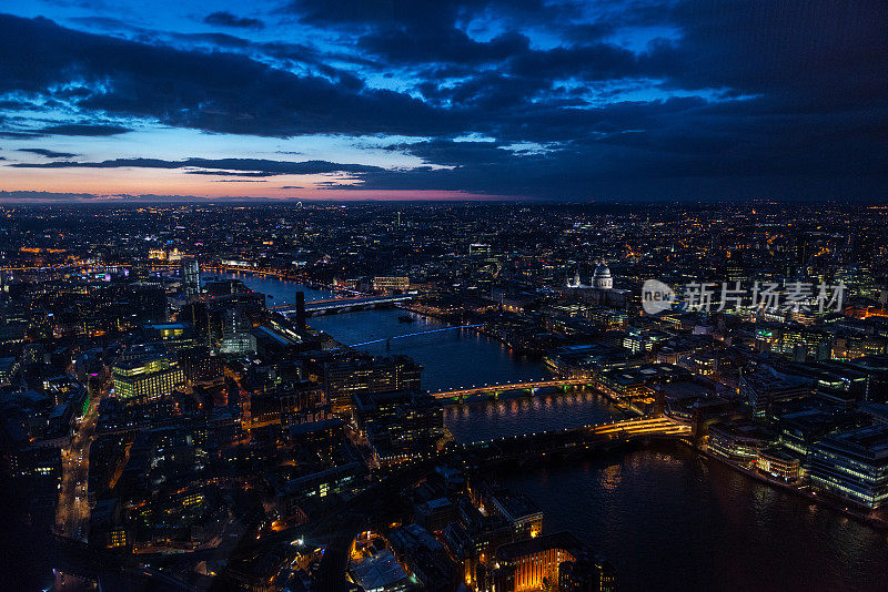 黄昏时的伦敦城市景观