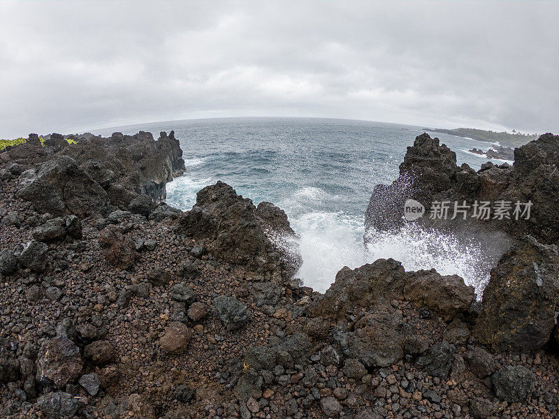 夏威夷毛伊岛，岩石嶙峋的海岸线，海浪拍打着悬崖