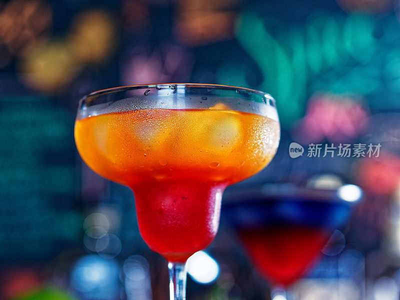 葡萄柚和橙子分层鸡尾酒