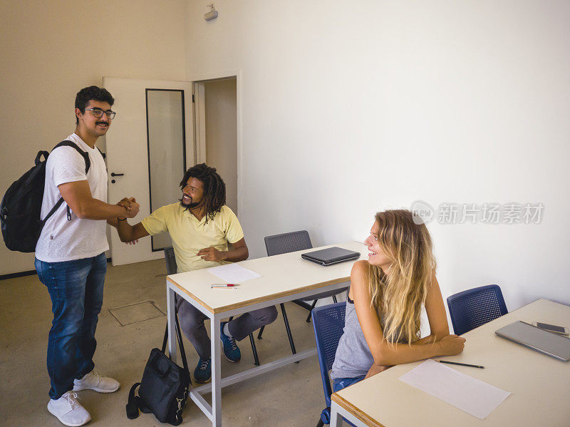 一群大学生在教室里