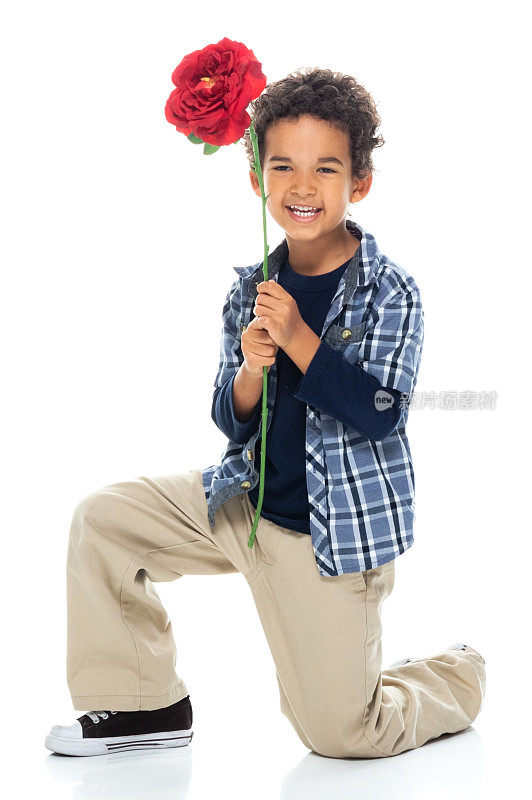 男孩在白色背景和拿着花