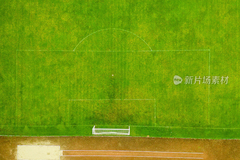空绿色足球足球场鸟瞰图