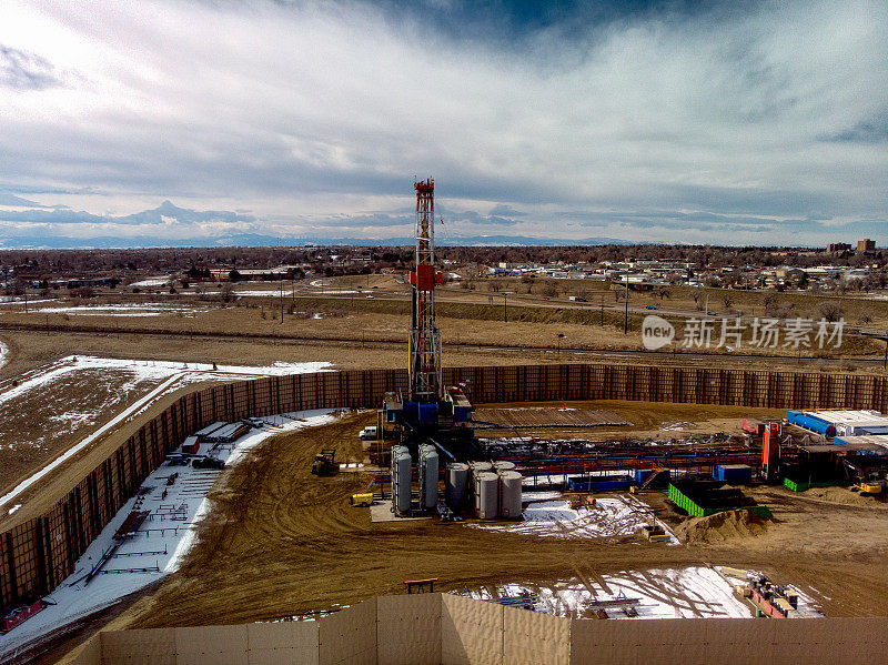 水力压裂钻井平台，鸟瞰图，在科罗拉多州的一场暴风雪后的石油井架