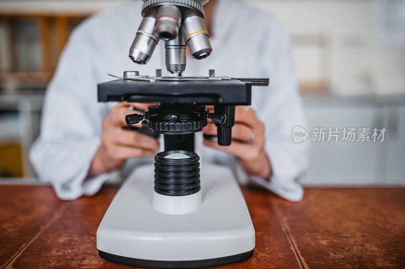学生在实验室使用显微镜