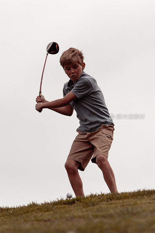 9岁男孩打高尔夫球