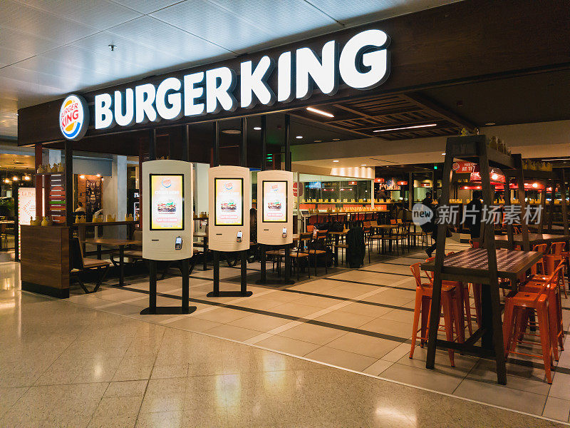雅典国际机场出发大厅内空荡荡的汉堡王餐厅。汉堡王是美国一家跨国汉堡快餐连锁店