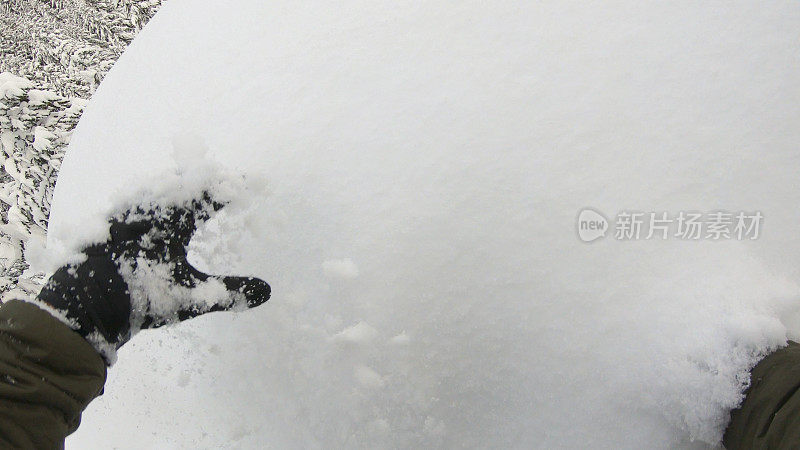 滑雪者双手准备野外装备的细节