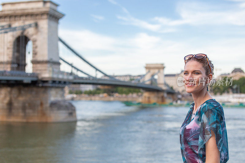 匈牙利布达佩斯，一名女子在链条桥前摆姿势