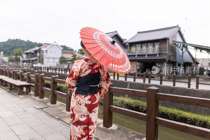 成熟的女子在日本传统的乡村散步，在夏天观光