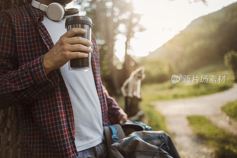 一个年轻的登山运动员在徒步旅行中休息