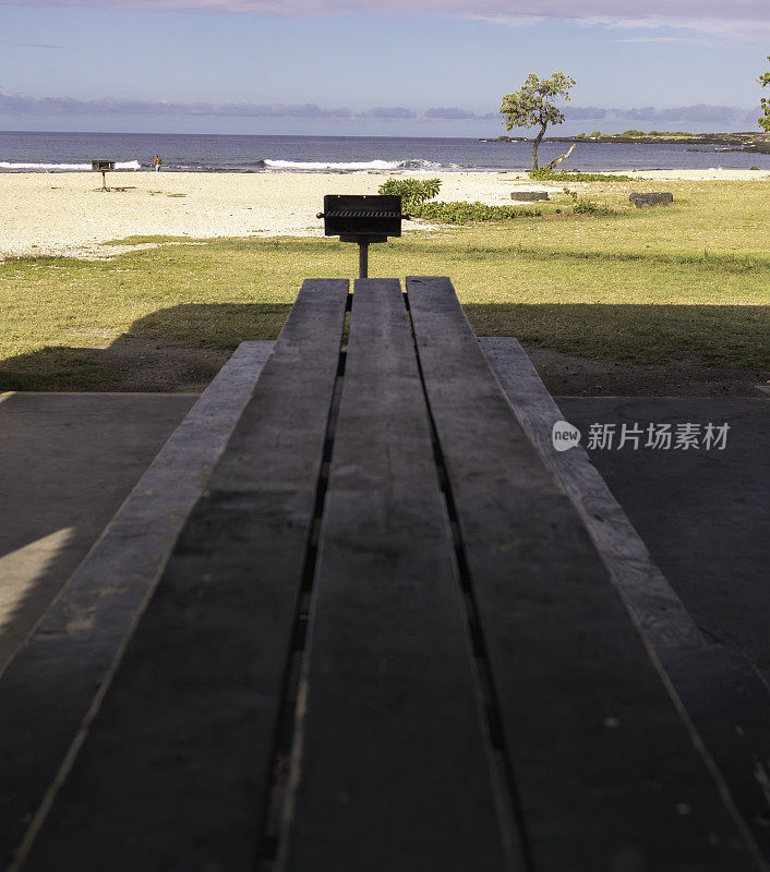 野餐桌在海滩上烧烤