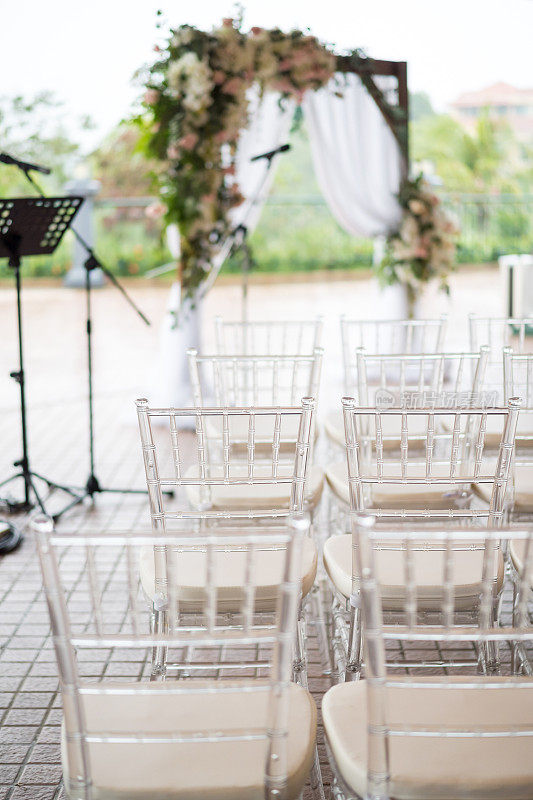 开放空间婚礼上一排排透明椅子