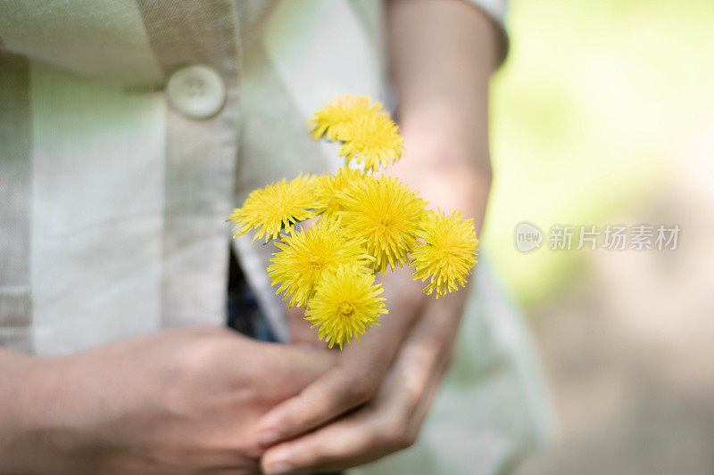 年轻迷人的漂亮女人拿着花