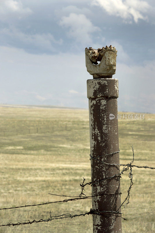 石油钻机钻头刺铁丝网栅栏后波尼国家草原科罗拉多州大草原