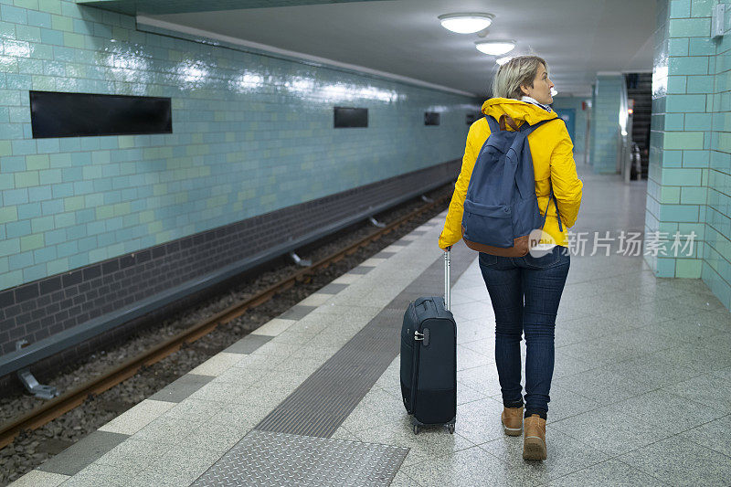 柏林空无一人的地铁和一个女游客