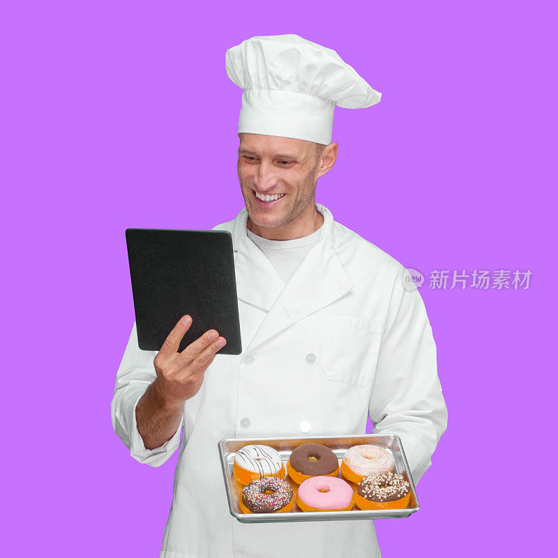 白人男厨师在前面，在紫色的背景下穿着制服，拿着甜甜圈，用数码平板电脑