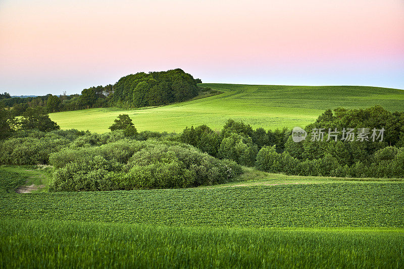 阜嫩山峦起伏