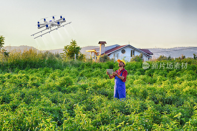 农民用无人机给庄稼喷洒农药