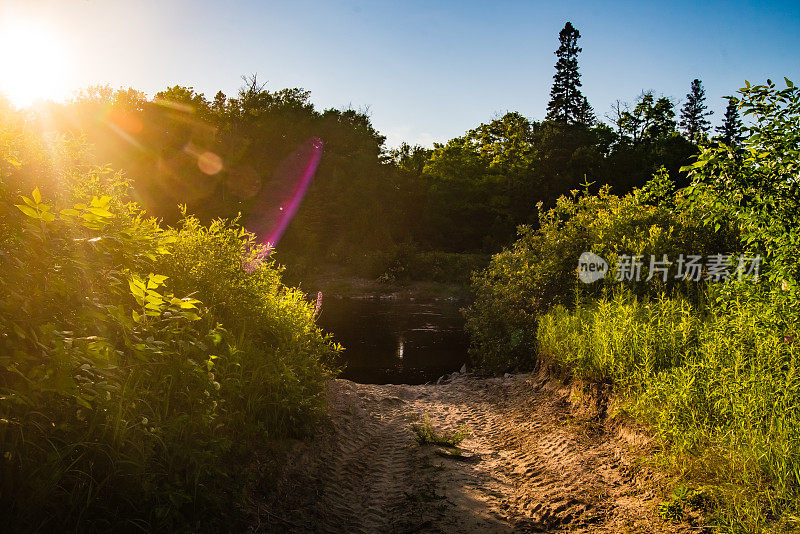 沙质土质的小路和伦斯弗拉一起到日落河畔