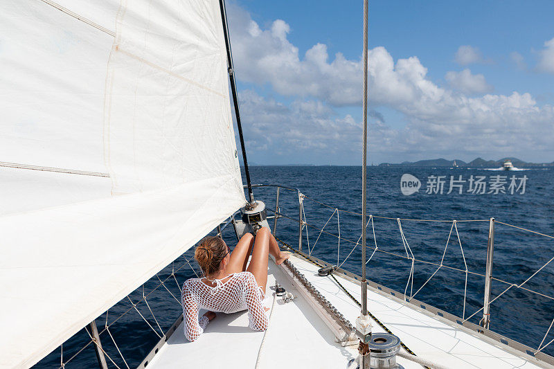 在英属维尔京群岛的一艘帆船上放松的美女