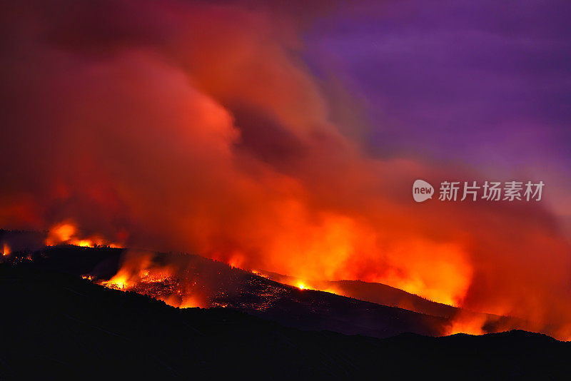 森林大火在夜间肆虐