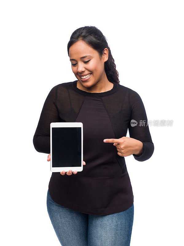 快乐的年轻女子指着数码平板电脑