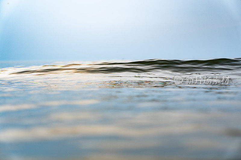 蓝水表面背景