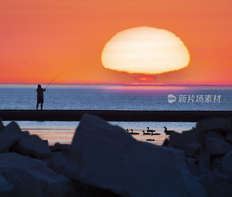 远摄密西根湖的日出看起来就像核弹爆炸。