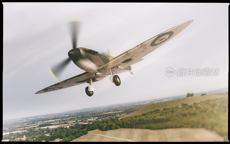 在英国乡村上空飞行的飞机模型，模型摄影