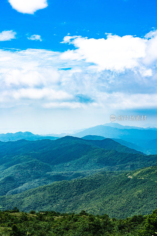 这是香港大帽山蓝天的夏日